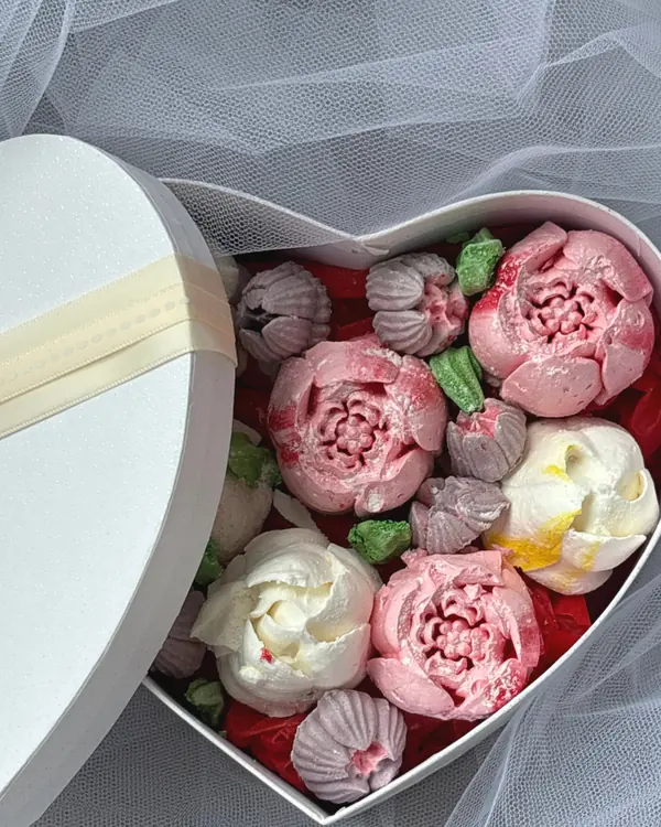 Caja corazón con flores de crema