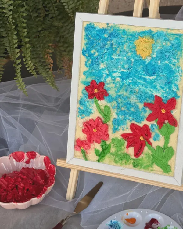 Cuadro comestible pintado con flores, sobre un caballete
