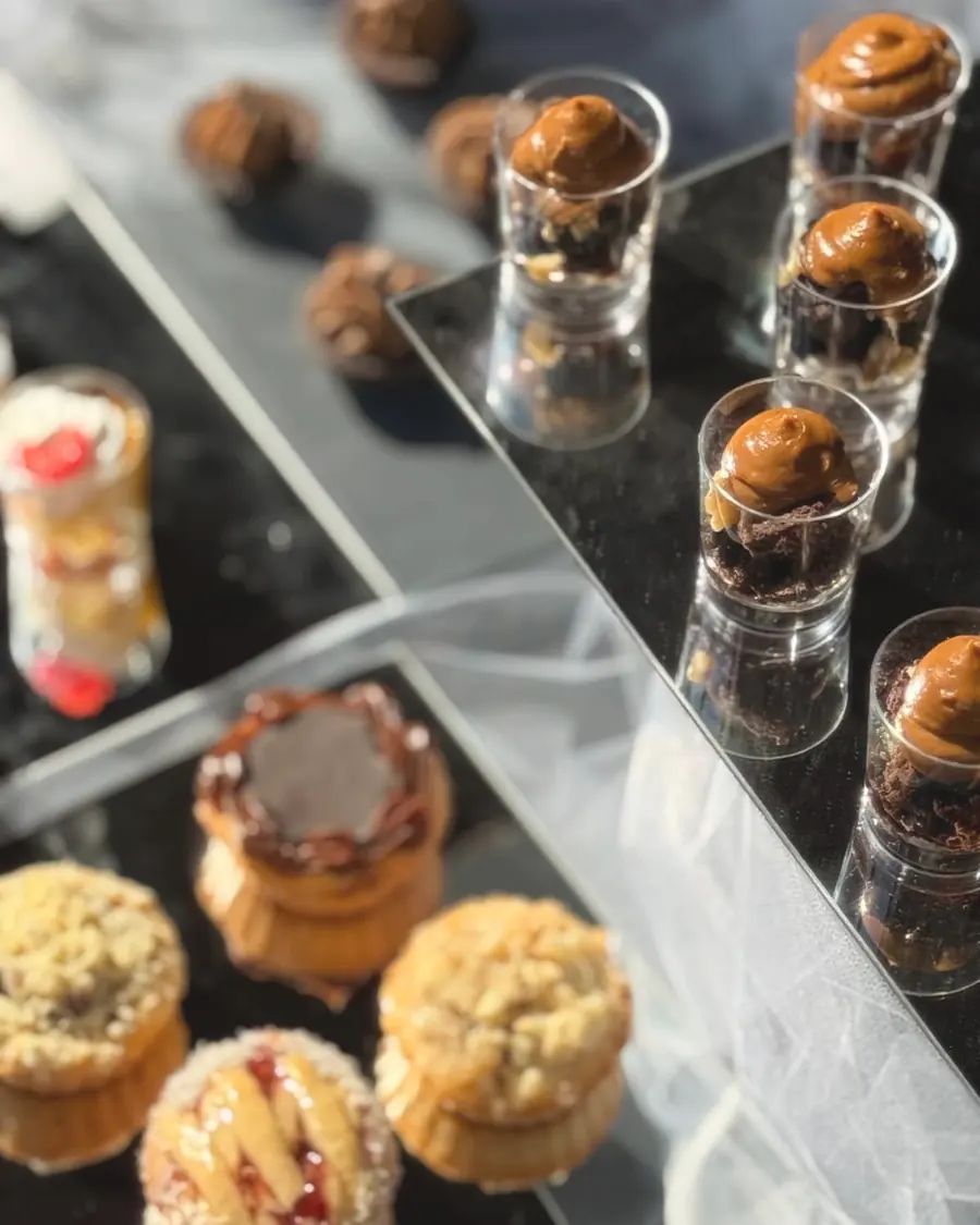 Mesa dulce para eventos con vasitos de mousse, tartaletas y crumble