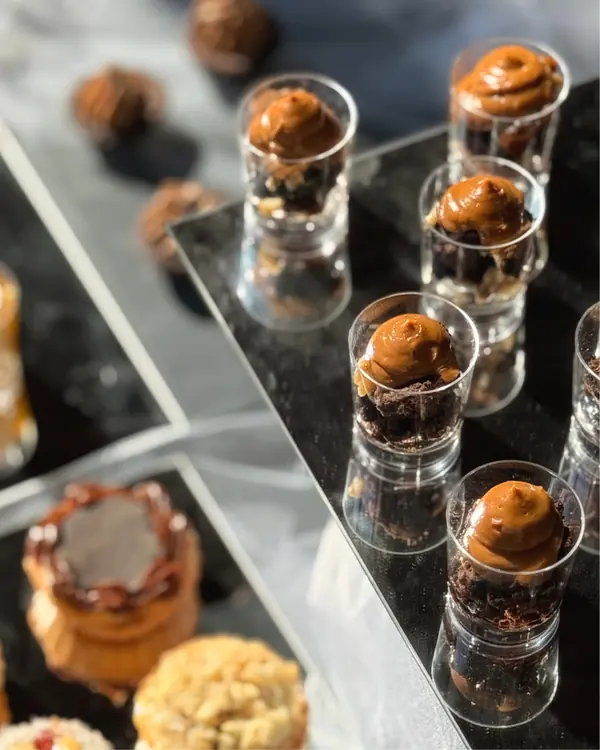 Mesa dulce con vasitos y tartaletas