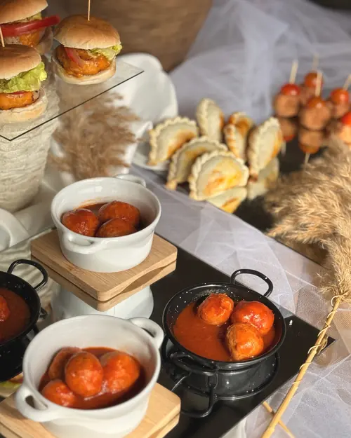 Mesa salada con mini hamburguesas y albóndigas