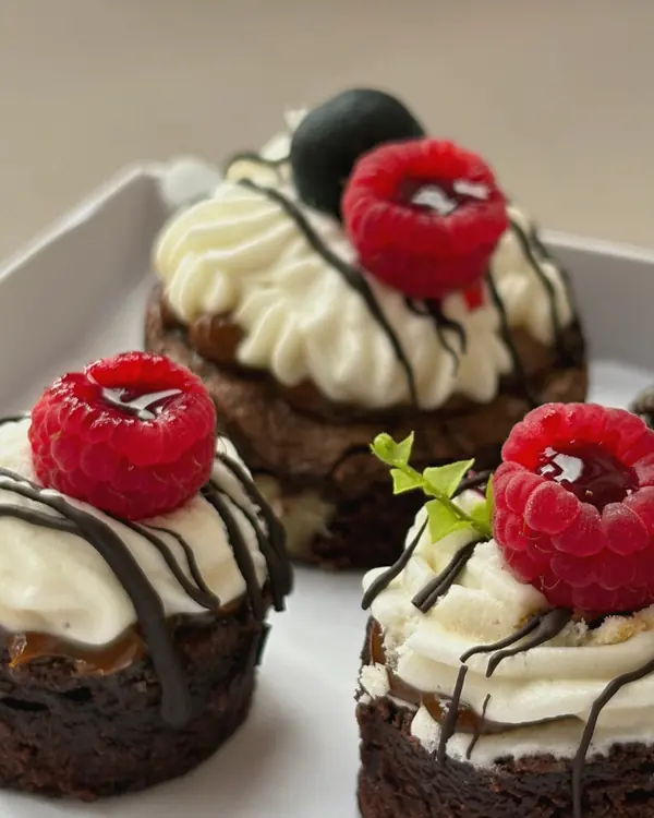 Mini cakes de brownie con nata y frambuesa