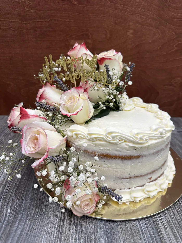 Tarta de aniversario decorada con rosas naturales
