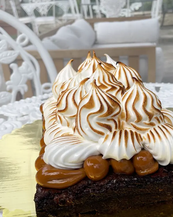 Tarta de brownie con dulce de leche y merengue