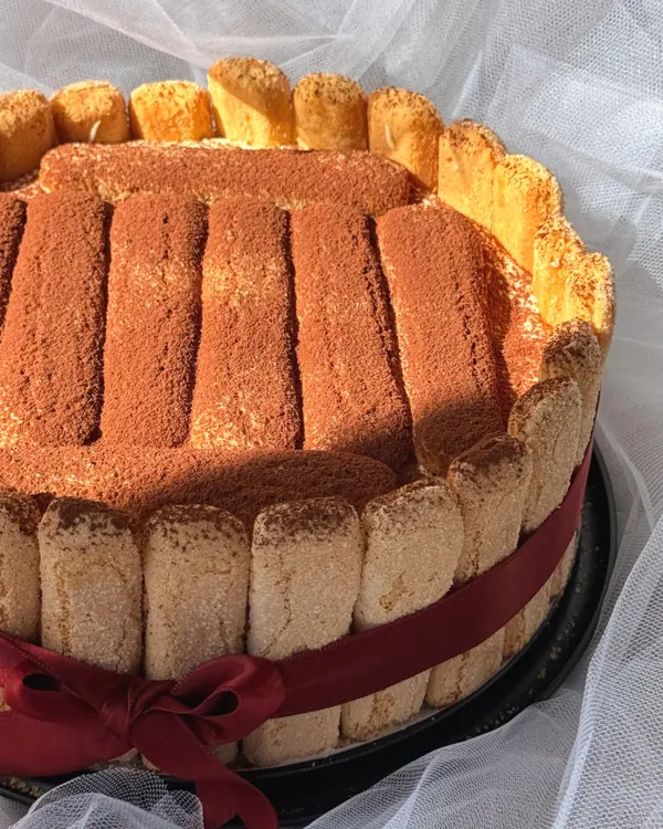 Tarta de bizcochos con lazo burdeos