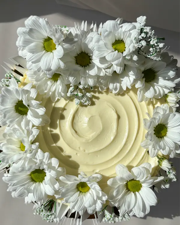 Tarta de boda blanca decorada con margaritas
