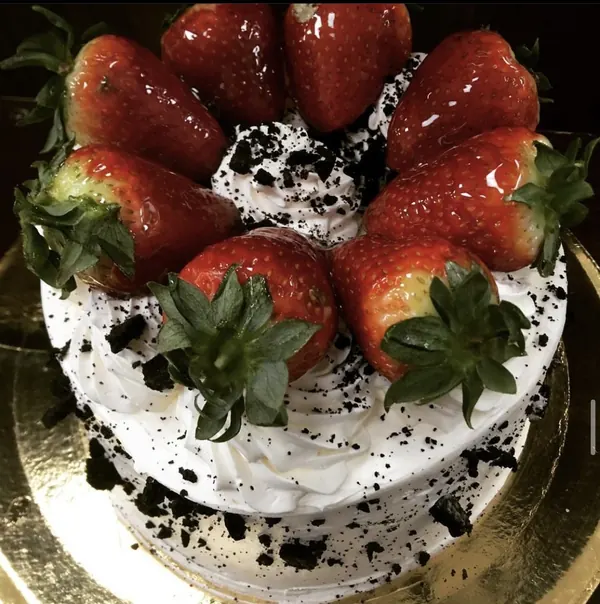 Tarta de nata con fresas y galleta de chocolate