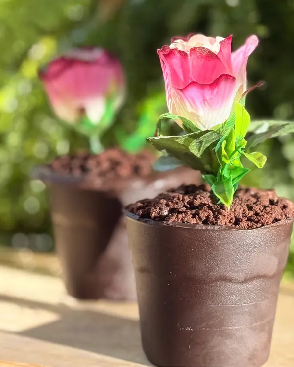 Tarta planta con forma de maceta con una flor