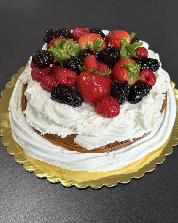 Tarta de nata con frutos rojos