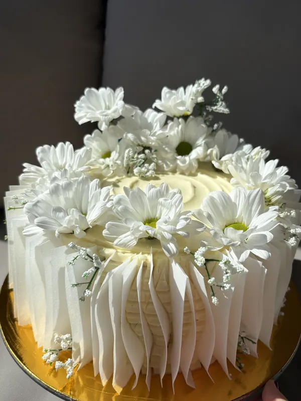 Tarta blanca con flores