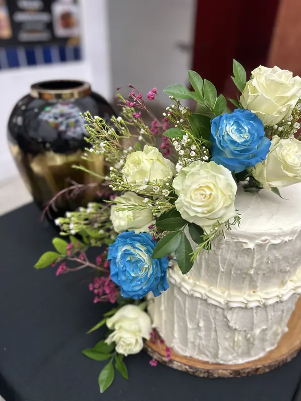 Tarta con rosas blancas y azules
