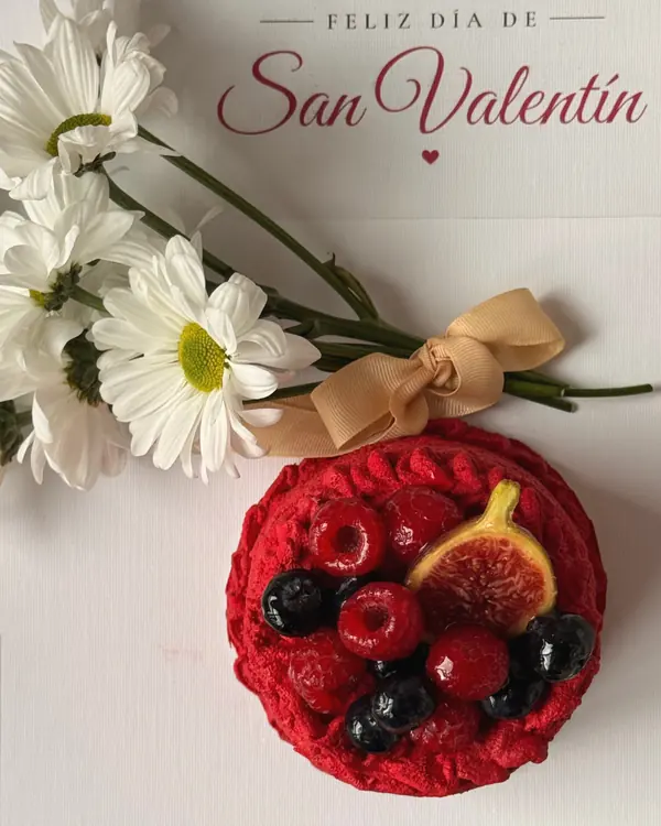 Tarta roja con frutos rojos para San Valentín