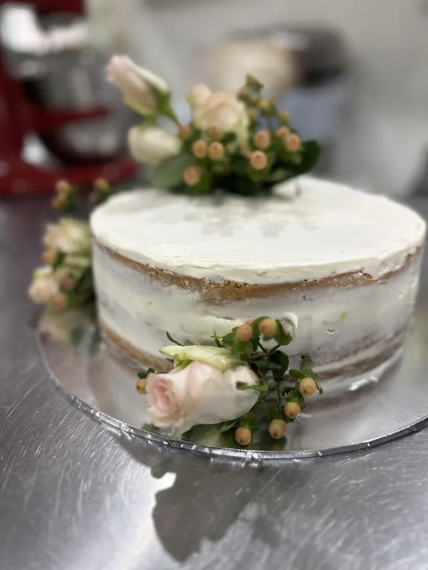 Tarta semi naked con flores