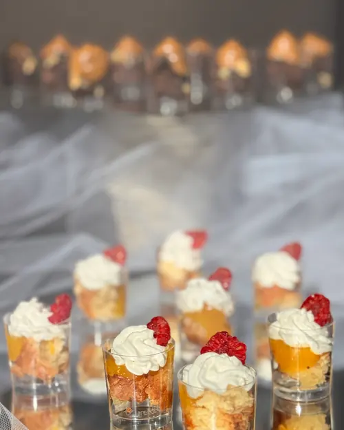 Vasitos dulces con nata y frambuesa